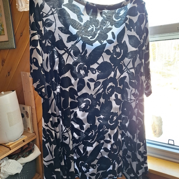 Black and white Top - Picture 2 of 5